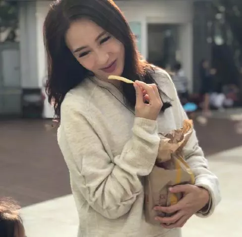 黎姿為弟弟忙碌事業,為老公連生三女,如今與兩個女兒同框顯幸福