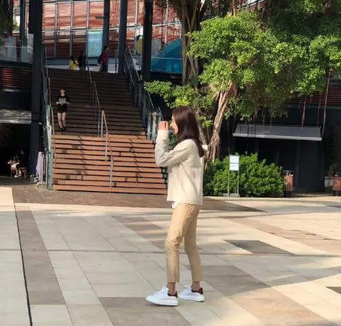 黎姿為弟弟忙碌事業,為老公連生三女,如今與兩個女兒同框顯幸福
