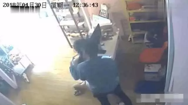19歲女店長遭男熟客背後「咸豬手」 男子:長得太漂亮了沒忍住!