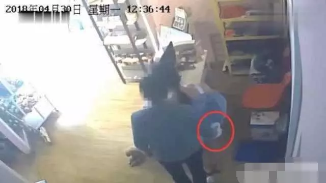 19歲女店長遭男熟客背後「咸豬手」 男子:長得太漂亮了沒忍住!