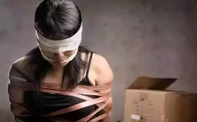 女大學生被拐賣給七旬老頭,新婚夜過後,女子扶著牆走:真的受不了!