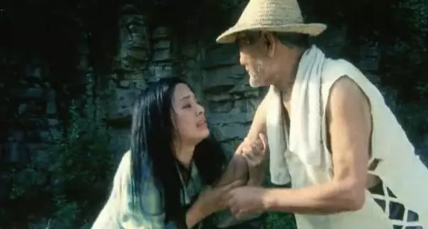 女大學生被拐賣給七旬老頭,新婚夜過後,女子扶著牆走:真的受不了!