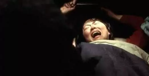 女大學生被拐賣給七旬老頭,新婚夜過後,女子扶著牆走:真的受不了!