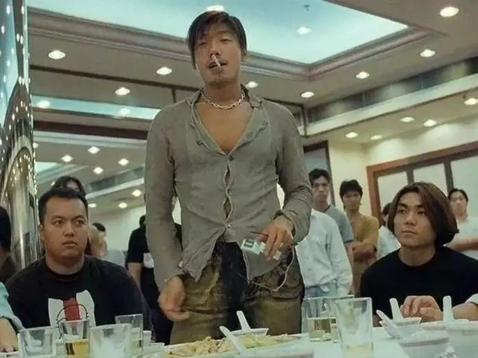 《古惑仔》只用7天拍完, 一張照片告訴你, 當年劇組「有多窮」?