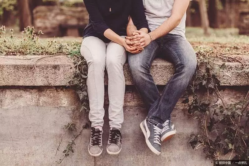 結婚剛半年,無意聽到鄰居對我的評論,丈夫果斷帶我搬家