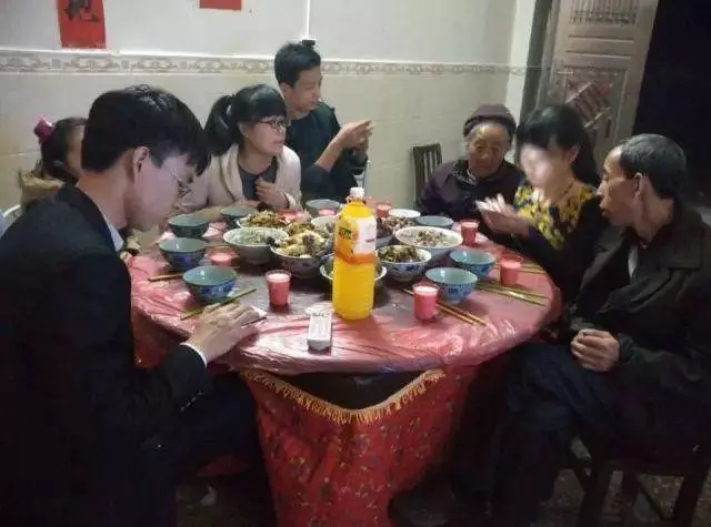 結婚剛半年,無意聽到鄰居對我的評論,丈夫果斷帶我搬家