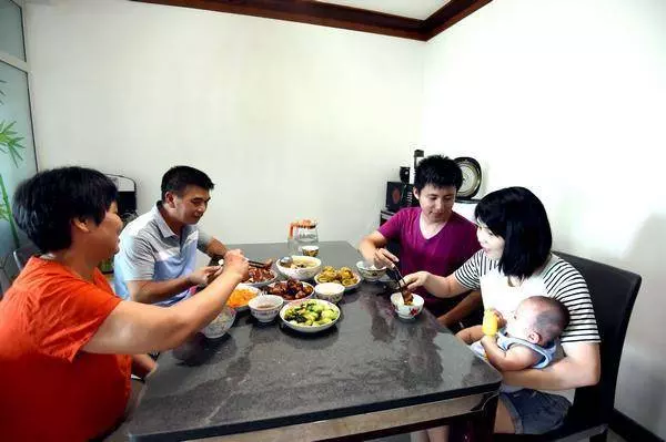 結婚剛半年,無意聽到鄰居對我的評論,丈夫果斷帶我搬家