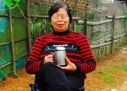 孕婦火車上借錢,路人紛紛躲避,母親借她800,從此要啥有啥