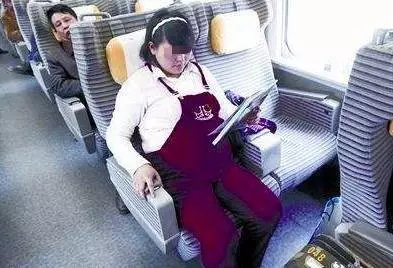 孕婦火車上借錢,路人紛紛躲避,母親借她800,從此要啥有啥