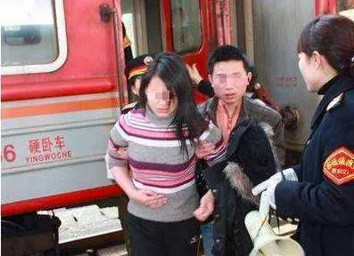 孕婦火車上借錢,路人紛紛躲避,母親借她800,從此要啥有啥
