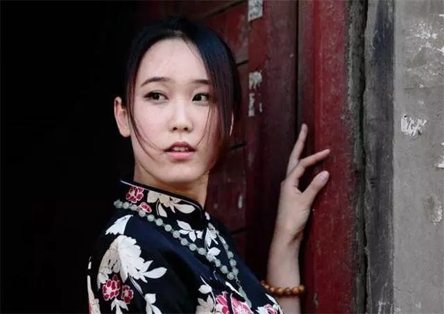 孕婦火車上借錢,路人紛紛躲避,母親借她800,從此要啥有啥