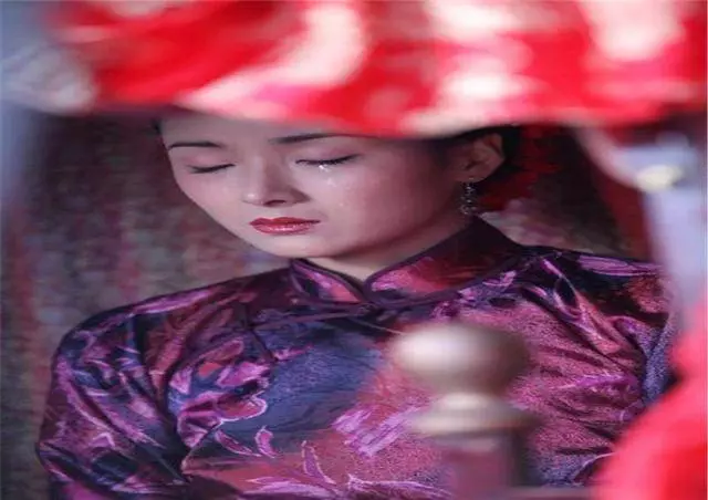 孕婦火車上借錢,路人紛紛躲避,母親借她800,從此要啥有啥