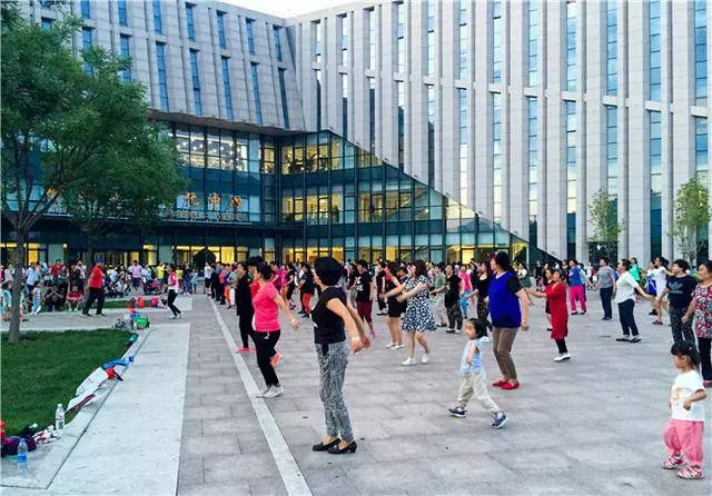 兒子婚後接我進城,每周六兒媳逼我跳廣場舞,提前回來我愣了