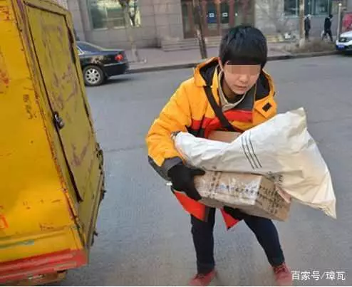 妻子難產去世,俺獨自養娃,收到妻子的定時快遞,俺不讓娃喊爹
