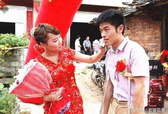 丈夫工地摔瘸腿,妻子離婚出走,沒想到2天後收到丈夫的新婚請柬