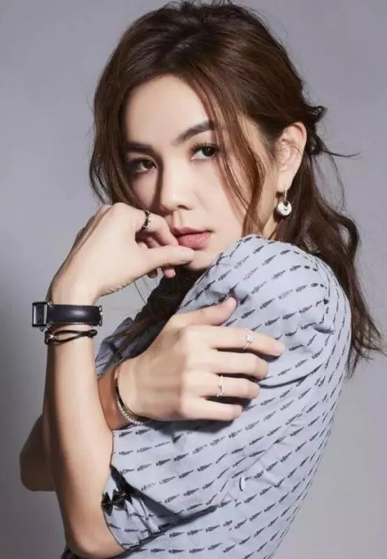 任家萱的學歷,田馥甄的學歷,陳嘉樺的學歷,網友:同是SHE,差距還真是挺大的