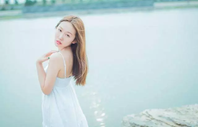 前夫再婚後我找他借錢,他拿紅包裝一千趕我走,路上拆開紅包懵了!