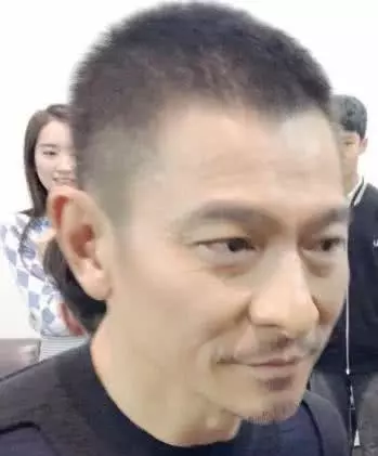 劉德華真的老了!近照曝光他瘦成這樣,一場大病讓他蒼老了10歲~~~