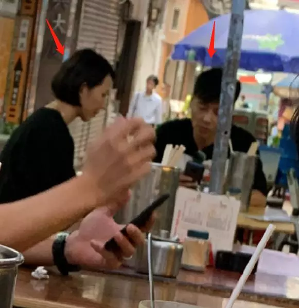蔡少芬張晉吃路邊攤被偶遇,娘娘成老公迷妹拍照不停!