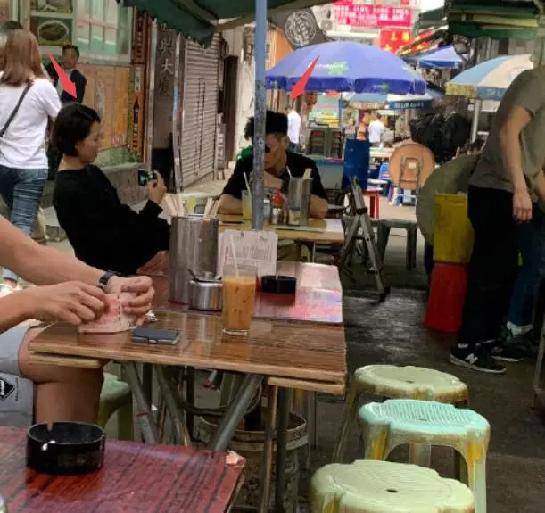 蔡少芬張晉吃路邊攤被偶遇,娘娘成老公迷妹拍照不停!