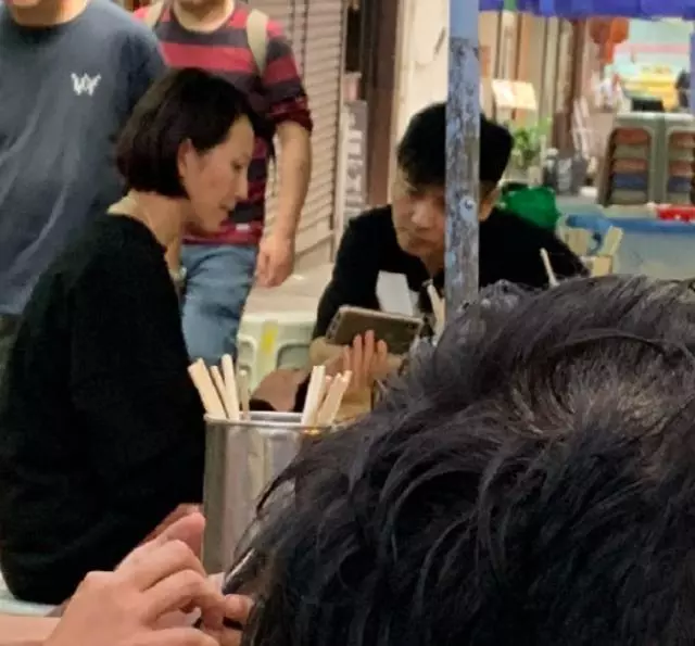 蔡少芬張晉吃路邊攤被偶遇,娘娘成老公迷妹拍照不停!