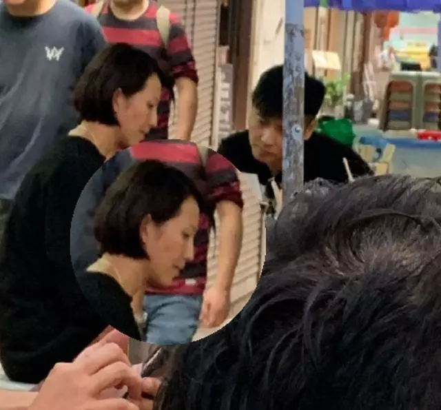 蔡少芬張晉吃路邊攤被偶遇,娘娘成老公迷妹拍照不停!
