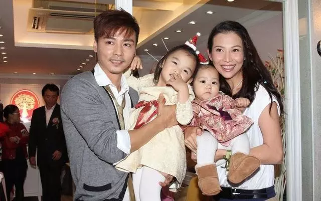 蔡少芬張晉吃路邊攤被偶遇,娘娘成老公迷妹拍照不停!