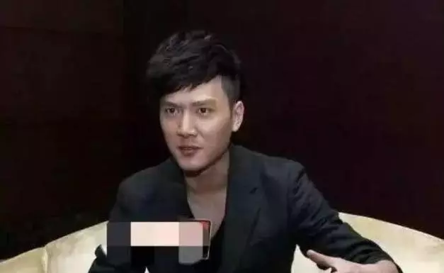 馮紹峰首談當爸感受,孩子一鬧趙麗穎就哭,哄完孩子哄妻子!