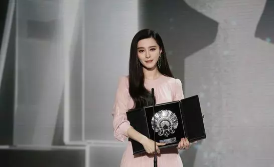 范冰冰最好的年華, 不是給了未婚夫李晨, 而是同居五年的他!
