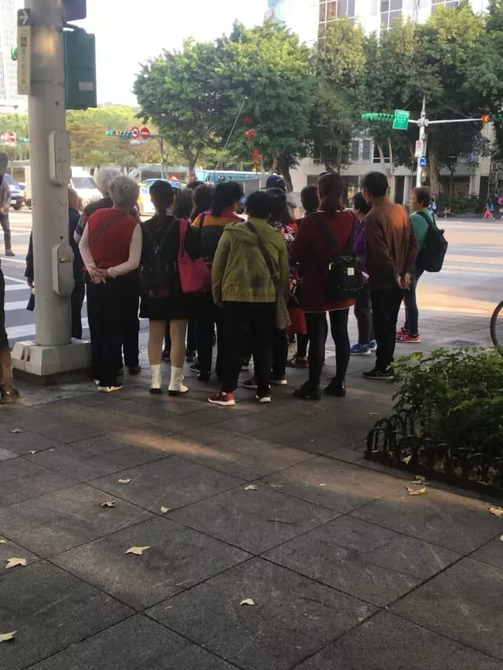 巧遇陸旅遊團…台灣導遊「介紹市議會」超精闢 她秒笑翻