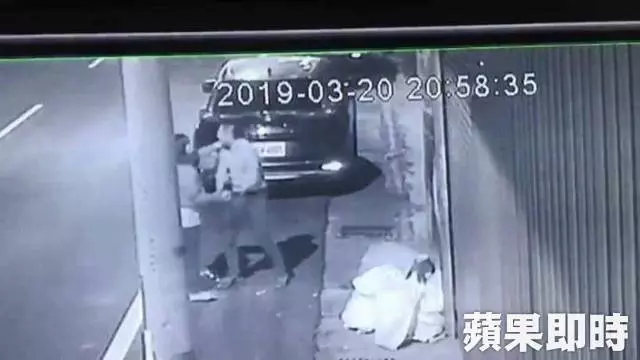 【追殺畫面曝光】驚見LINE喊別人「寶貝」 悍女持刀刺殺劈腿男友