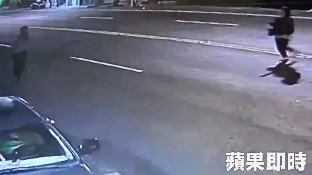 【追殺畫面曝光】驚見LINE喊別人「寶貝」 悍女持刀刺殺劈腿男友