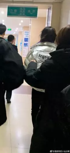 【說到做不到!】Angelababy受傷送院後, 抓緊空檔『瘋狂抽.煙』! 網友酸: 戒菸承諾啪啪打臉~