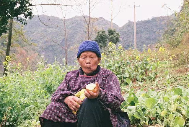 兩個兒子全都有錢,老母親卻在窮女兒家養老,4個月後女兒恍然大悟