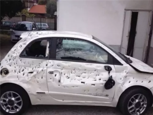車主將剛買不久的新車停在路邊,第二天去取車時車子竟然變成了「馬蜂窩」!得知事情的緣由後,車主羞愧得無地自容....