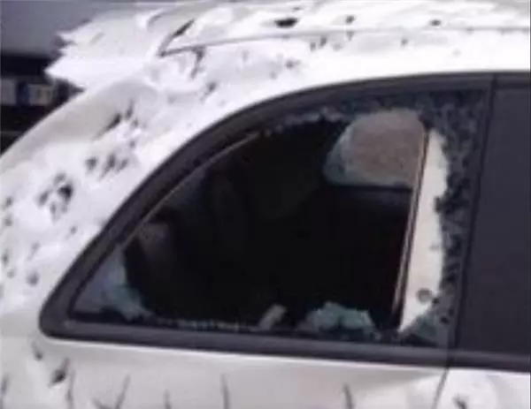 車主將剛買不久的新車停在路邊,第二天去取車時車子竟然變成了「馬蜂窩」!得知事情的緣由後,車主羞愧得無地自容....