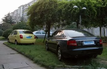 車主將剛買不久的新車停在路邊,第二天去取車時車子竟然變成了「馬蜂窩」!得知事情的緣由後,車主羞愧得無地自容....