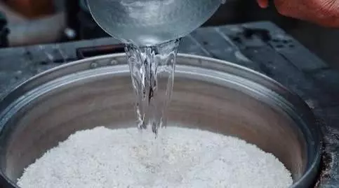 煮米飯時萬萬別著急下米,記住這幾個小技巧,香到隔壁鄰居都饞
