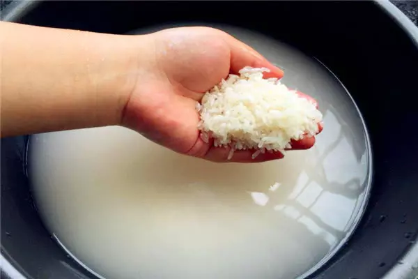 煮米飯時萬萬別著急下米,記住這幾個小技巧,香到隔壁鄰居都饞