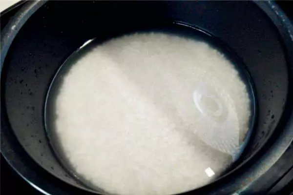煮米飯時萬萬別著急下米,記住這幾個小技巧,香到隔壁鄰居都饞