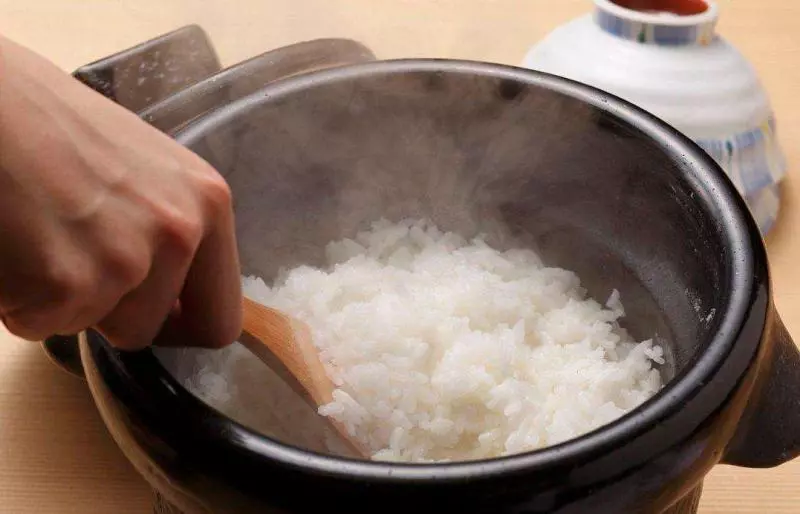 煮米飯時萬萬別著急下米,記住這幾個小技巧,香到隔壁鄰居都饞