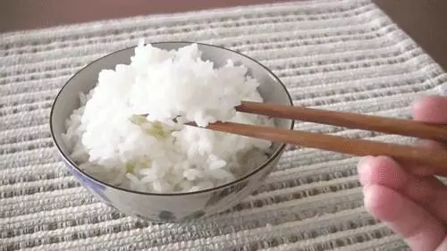 煮米飯時萬萬別著急下米,記住這幾個小技巧,香到隔壁鄰居都饞