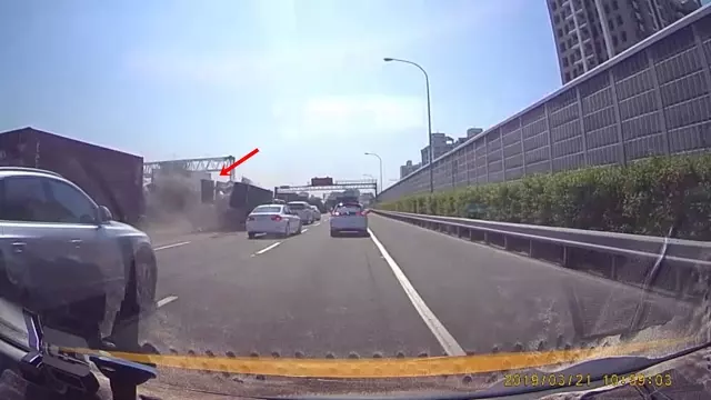 【撞擊影片曝光】國1鼎金段5車連環撞 轎車成鐵餅駕駛命危