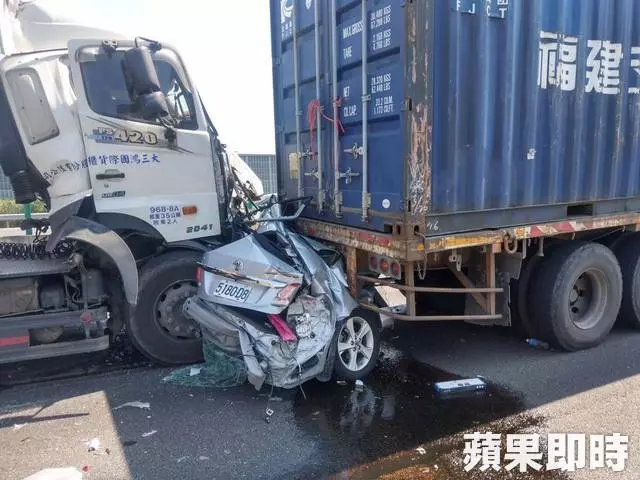 【撞擊影片曝光】國1鼎金段5車連環撞 轎車成鐵餅駕駛命危
