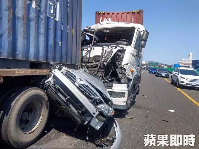 【撞擊影片曝光】國1鼎金段5車連環撞 轎車成鐵餅駕駛命危