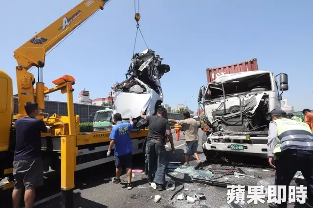 【撞擊影片曝光】國1鼎金段5車連環撞 轎車成鐵餅駕駛命危