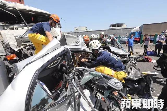 【撞擊影片曝光】國1鼎金段5車連環撞 轎車成鐵餅駕駛命危