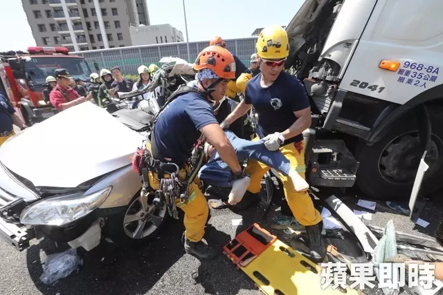 【撞擊影片曝光】國1鼎金段5車連環撞 轎車成鐵餅駕駛命危