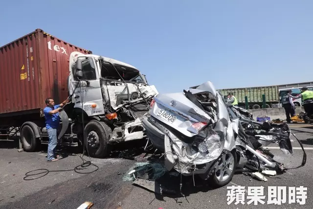 【撞擊影片曝光】國1鼎金段5車連環撞 轎車成鐵餅駕駛命危