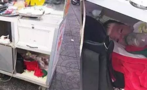母親忙著賣食物賺生計,忙不過來的時候就會將嬰兒放進小吃車下面的櫃子裡,引網友爭議!